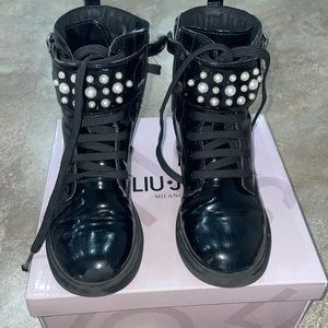 Girls lacquered boots